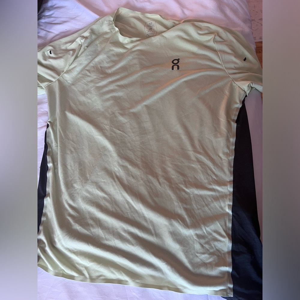 On Running Shirt Mens M